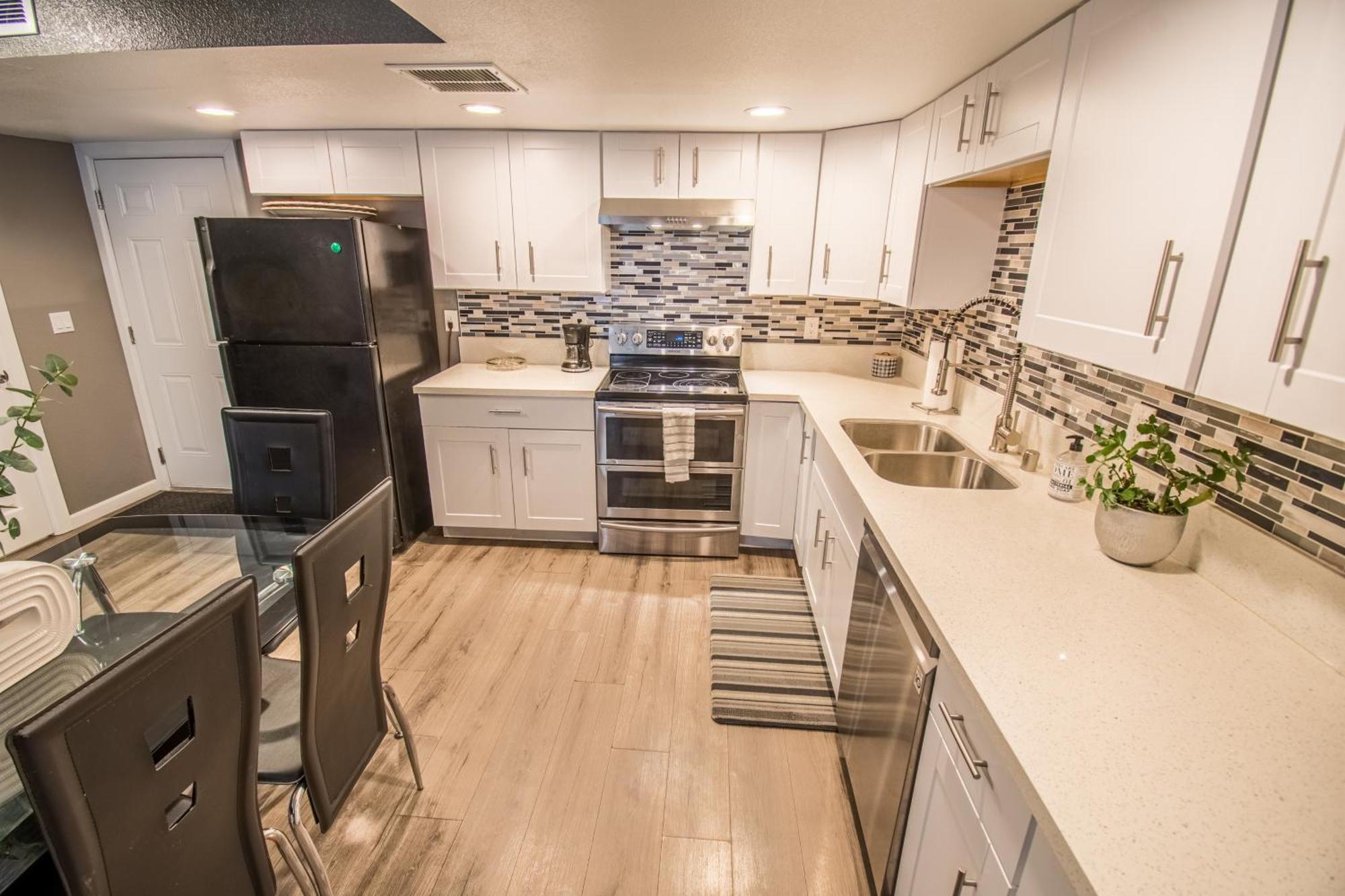 Spacious 2-Bedroom Townhouse With Pool & Private Patio In Central Las Vegas Bagian luar foto
