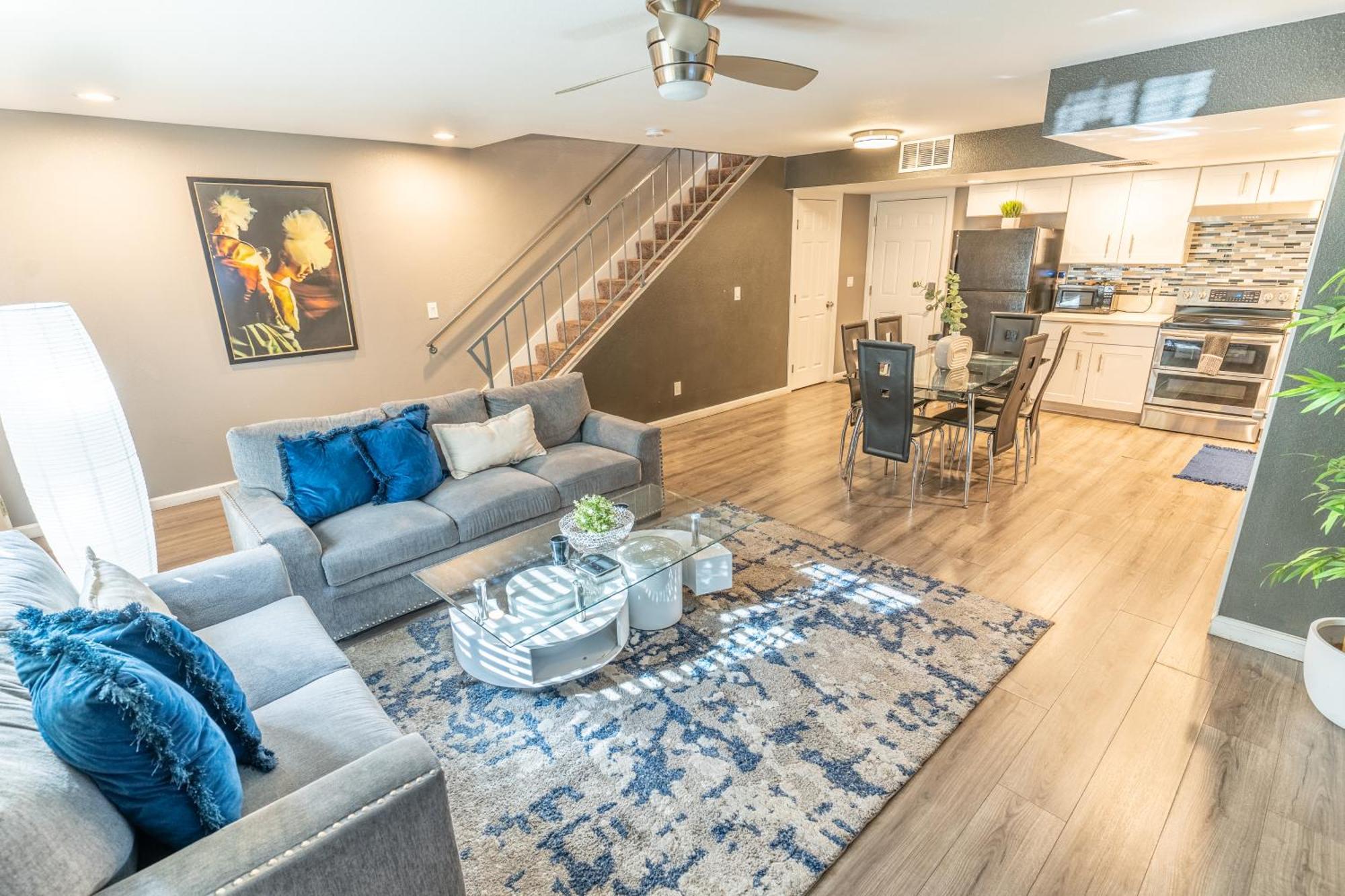 Spacious 2-Bedroom Townhouse With Pool & Private Patio In Central Las Vegas Bagian luar foto