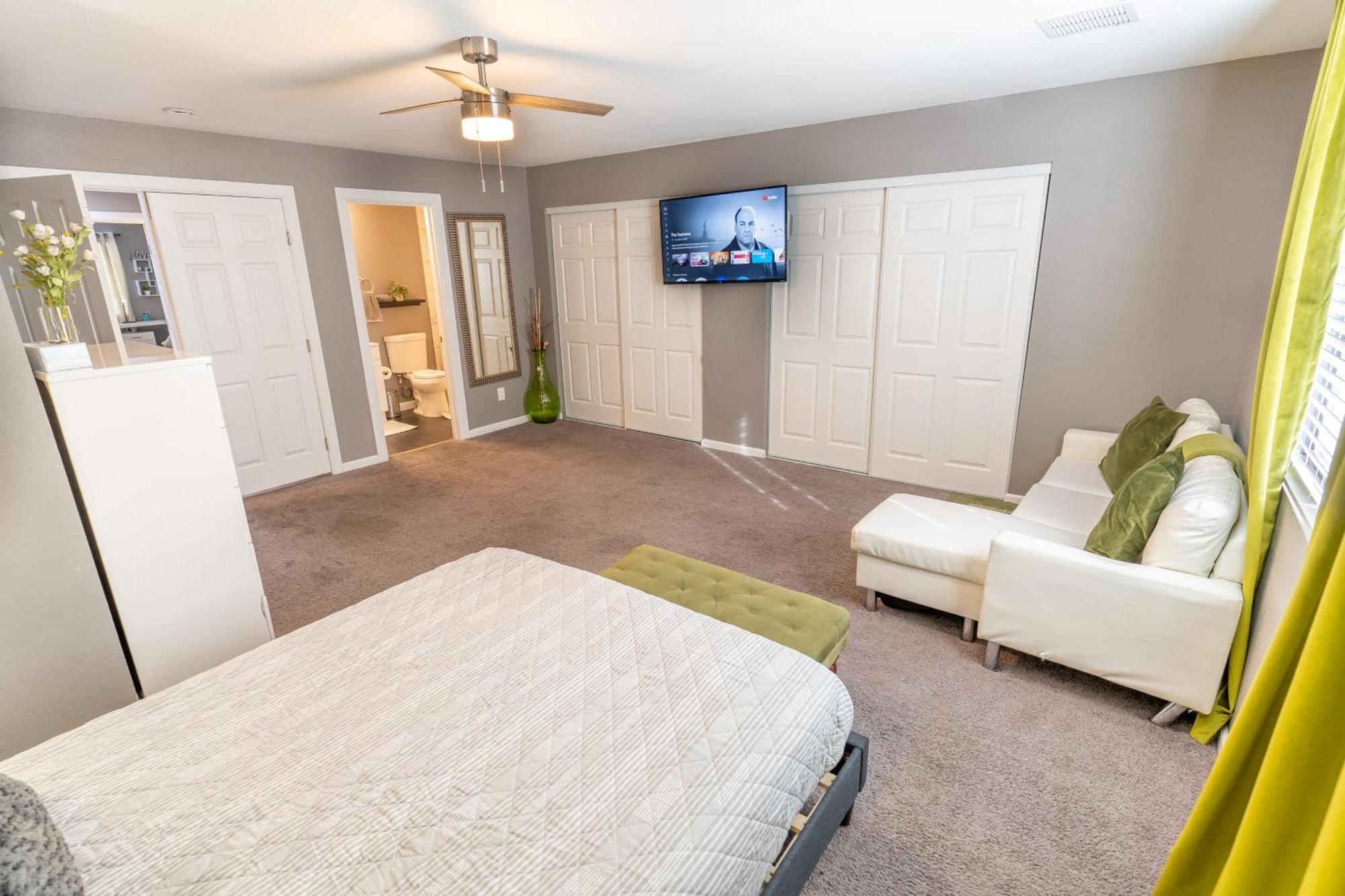 Spacious 2-Bedroom Townhouse With Pool & Private Patio In Central Las Vegas Bagian luar foto