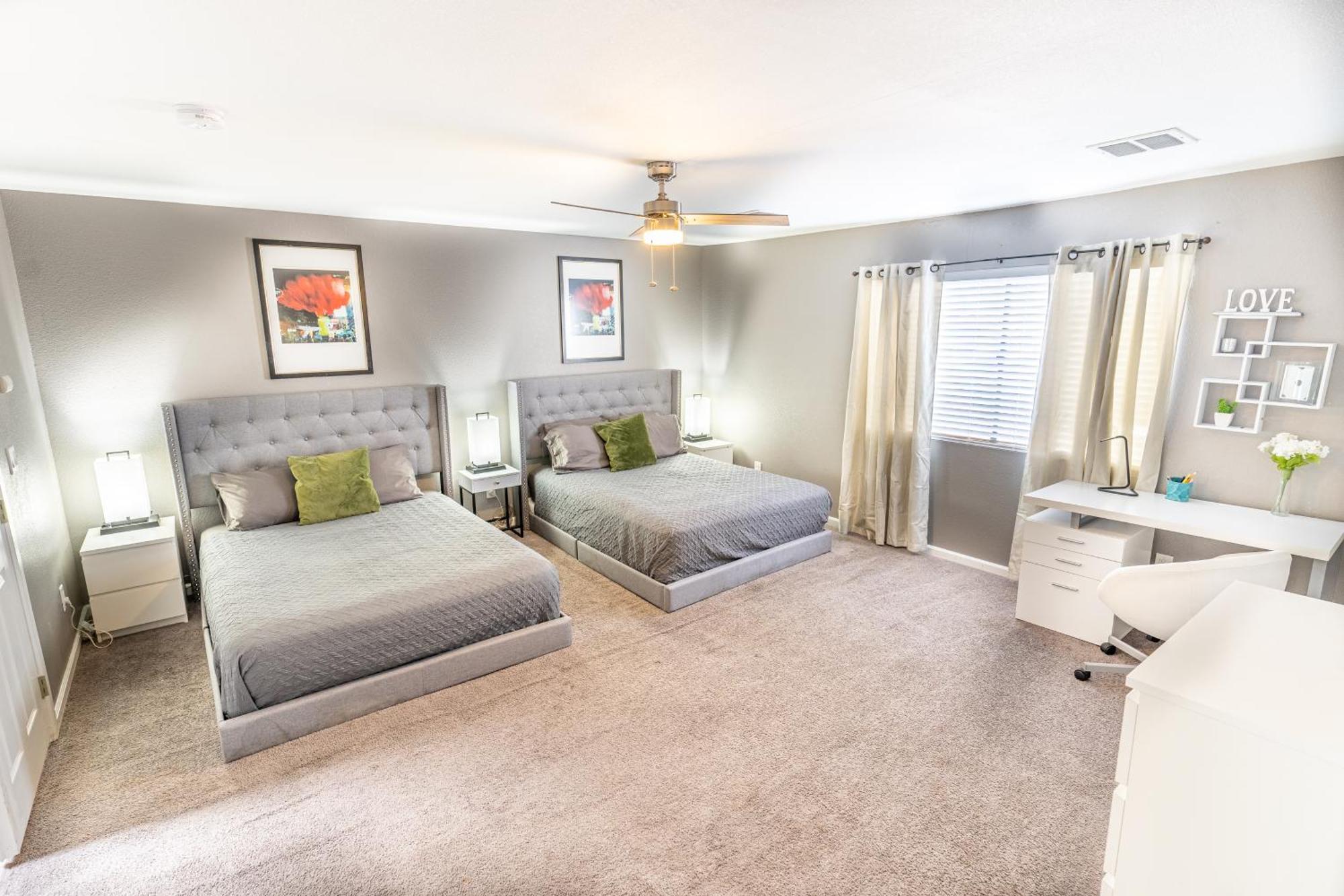 Spacious 2-Bedroom Townhouse With Pool & Private Patio In Central Las Vegas Bagian luar foto