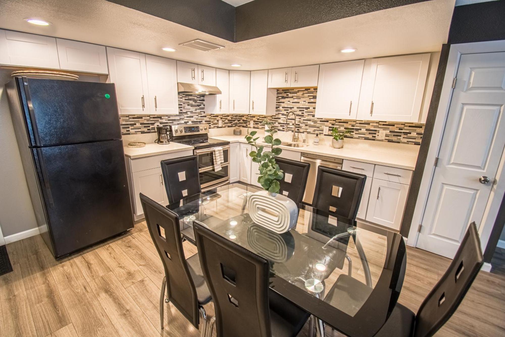 Spacious 2-Bedroom Townhouse With Pool & Private Patio In Central Las Vegas Bagian luar foto