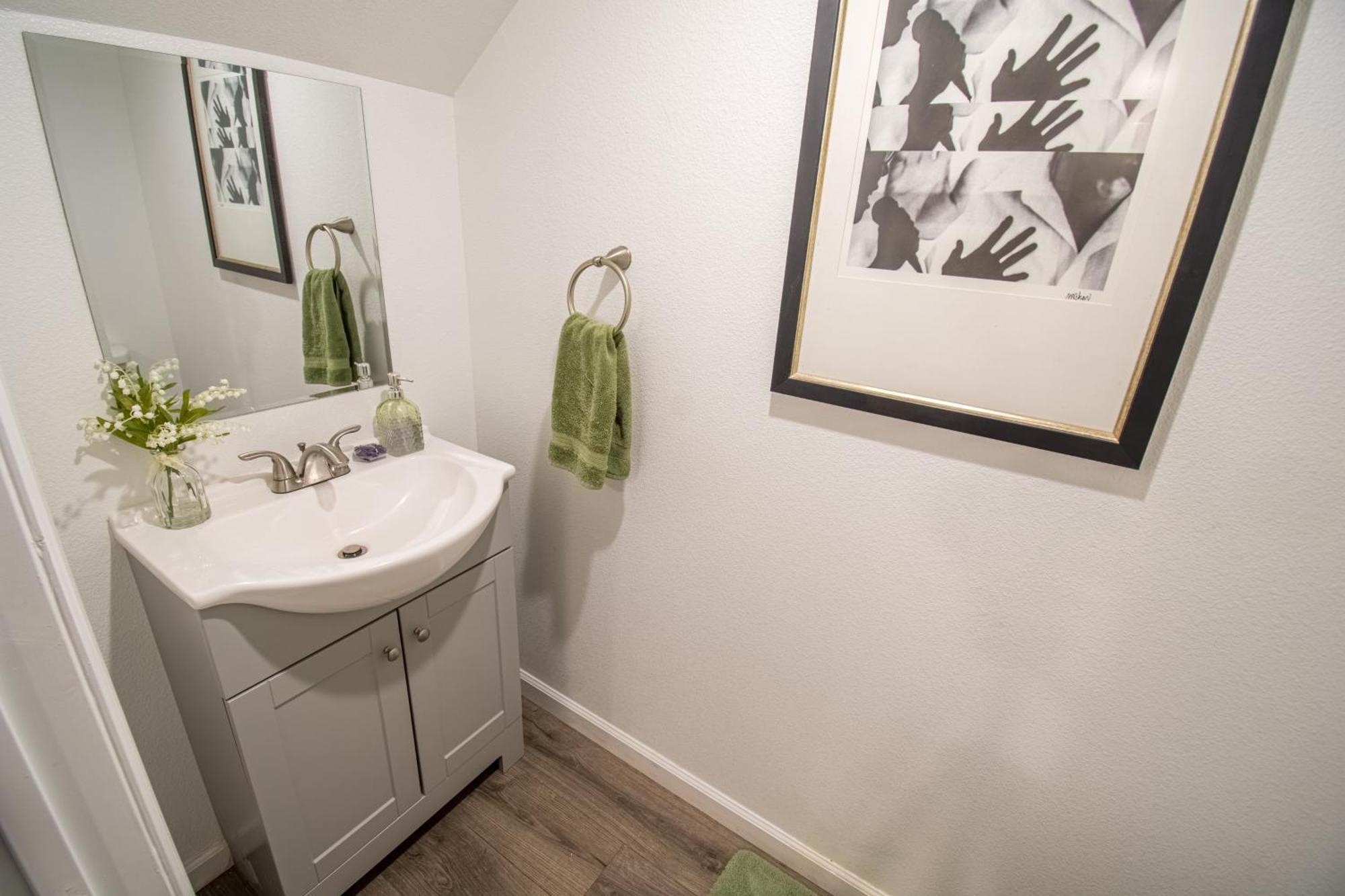 Spacious 2-Bedroom Townhouse With Pool & Private Patio In Central Las Vegas Bagian luar foto
