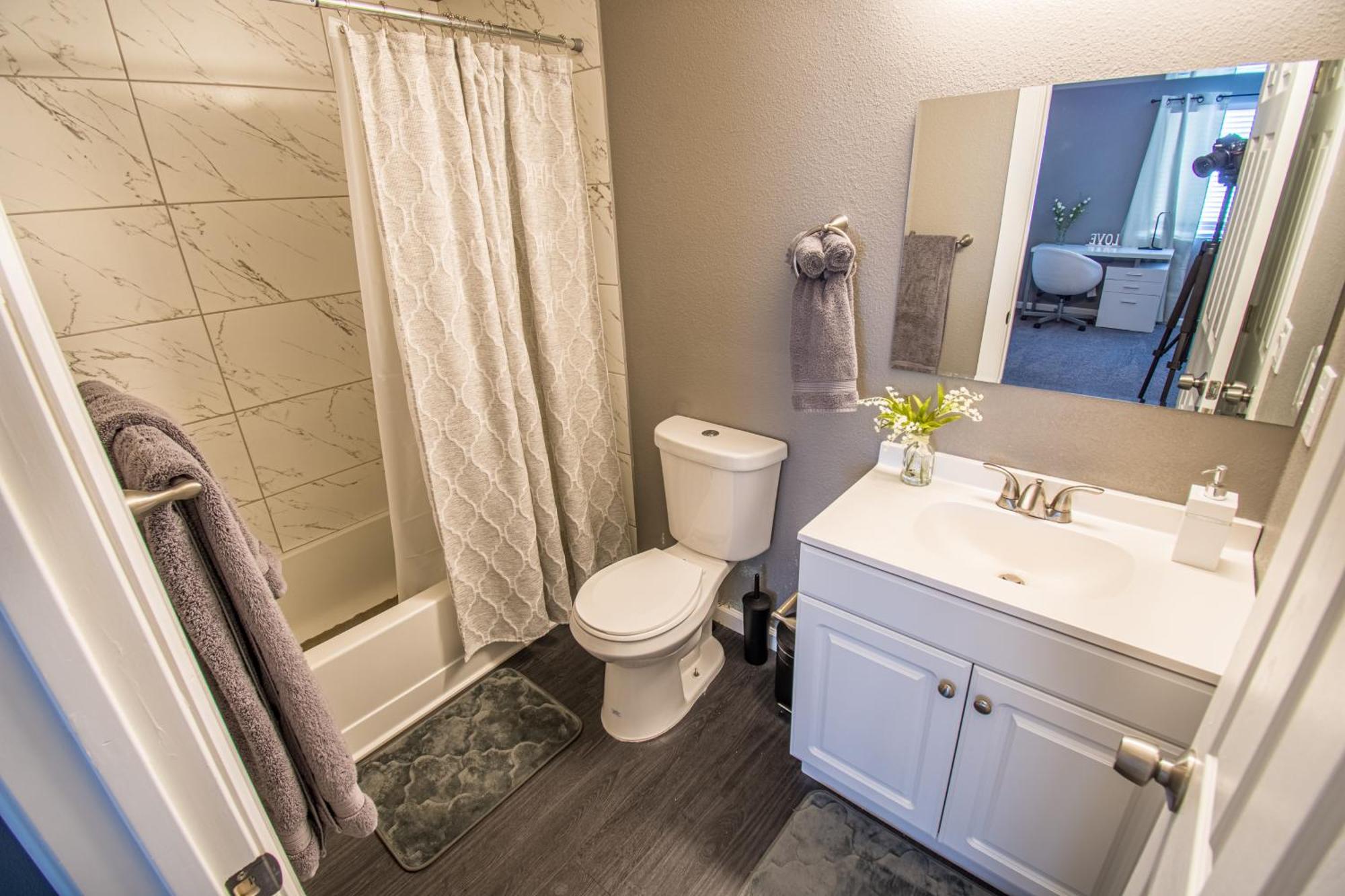 Spacious 2-Bedroom Townhouse With Pool & Private Patio In Central Las Vegas Bagian luar foto