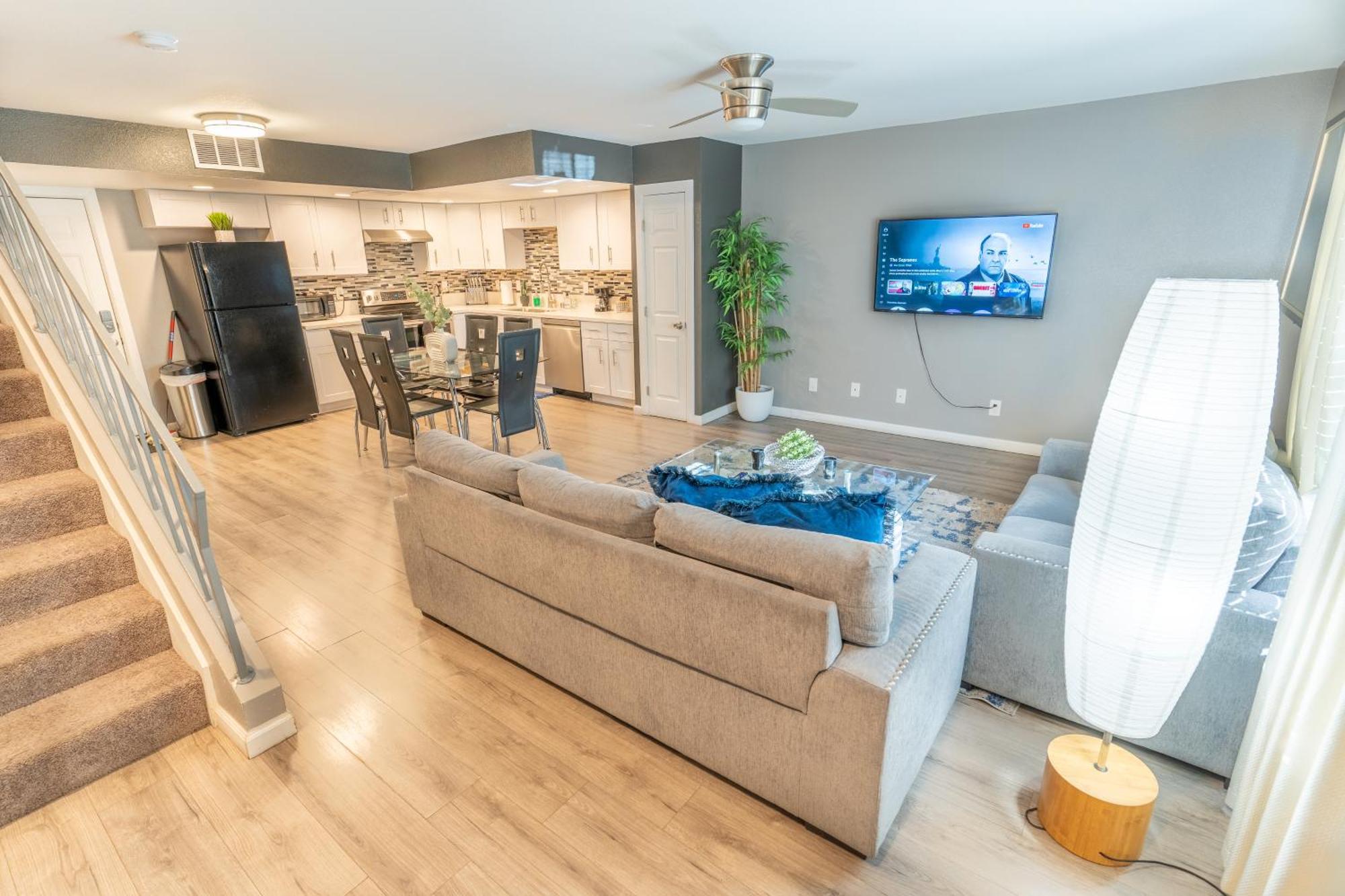 Spacious 2-Bedroom Townhouse With Pool & Private Patio In Central Las Vegas Bagian luar foto